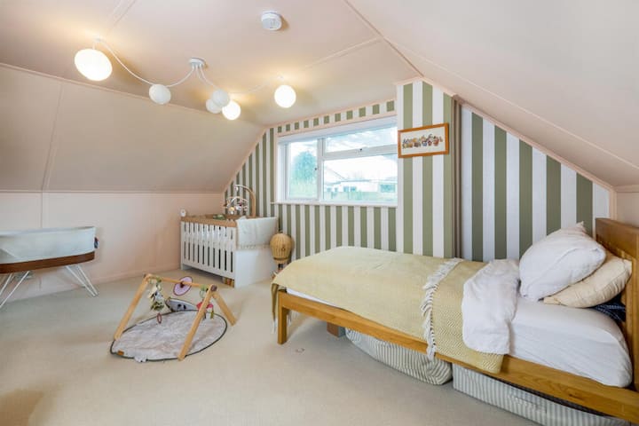 This room has 2 single beds in now. (New photo on the way)