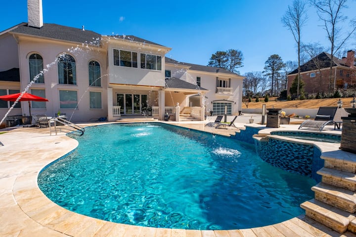 Spacious Luxury Estate W/ Pool & Private Grounds - Lithonia, GA