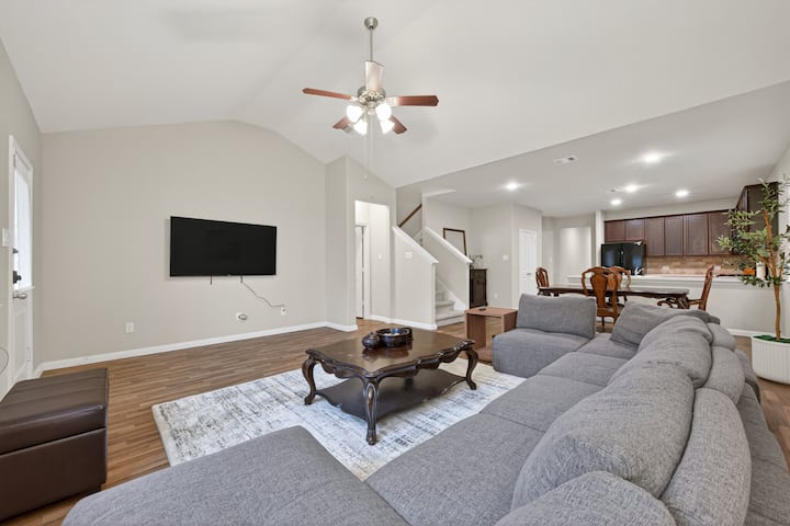 Spacious Humble Haven | 5br + Gameroom | Quick Iah - Humble, TX