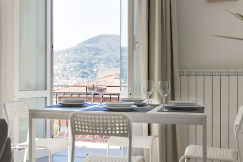 Annuncio Airbnb popolare: Elegant Three-Bedroom Apartment with a View and Parking | Downtown a La Spezia
