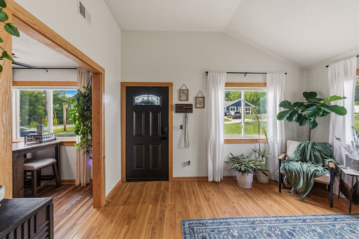 Stylish Stay Near Kc & Fifa | Pet Friendly Yard - Shadow Lake, Olathe