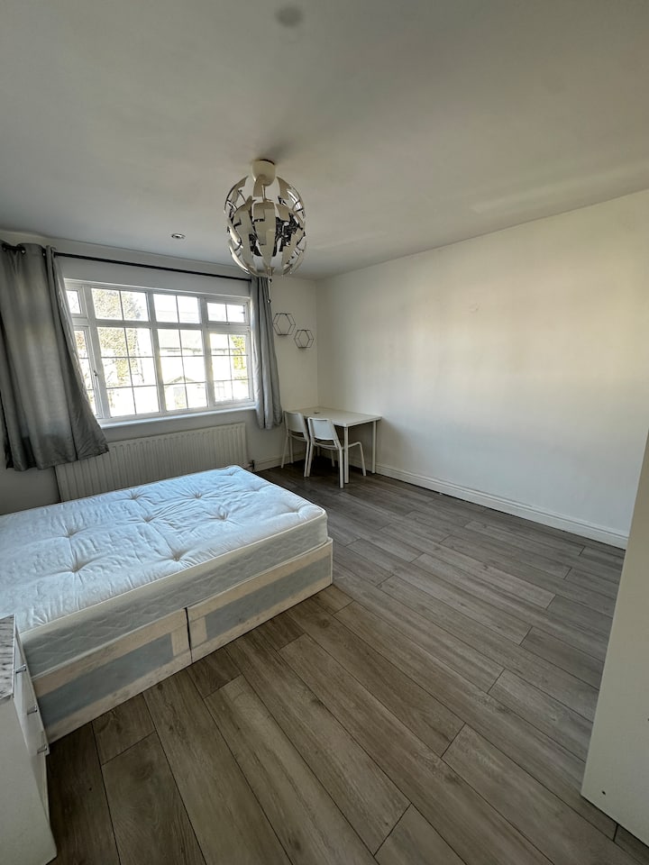 We Have A Double Room And A Single Room Available - Watford
