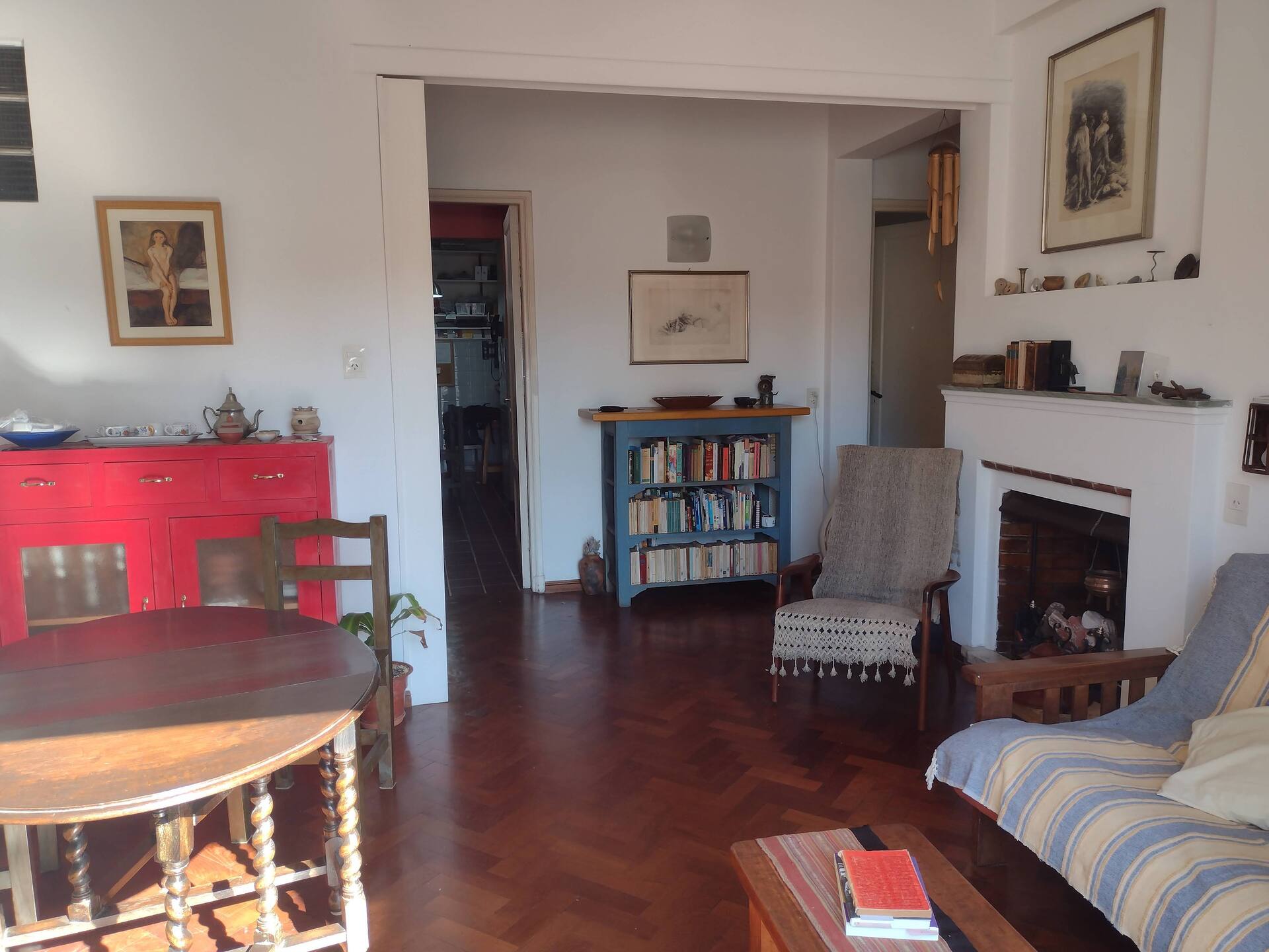 Quarto em apartamento de três ambientes em Almagro