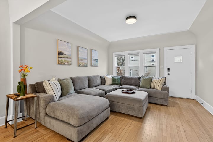 Modern Lux Home | Sleeps 12 | Walk To Brady St Fun - Milwaukee, WI