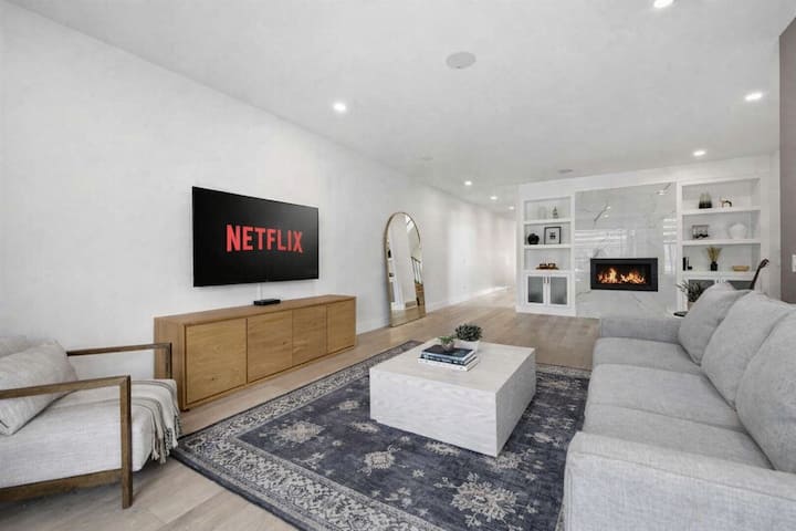 Luxury Central Home | Outdoor Firepit, Garage, Ac - Calgary