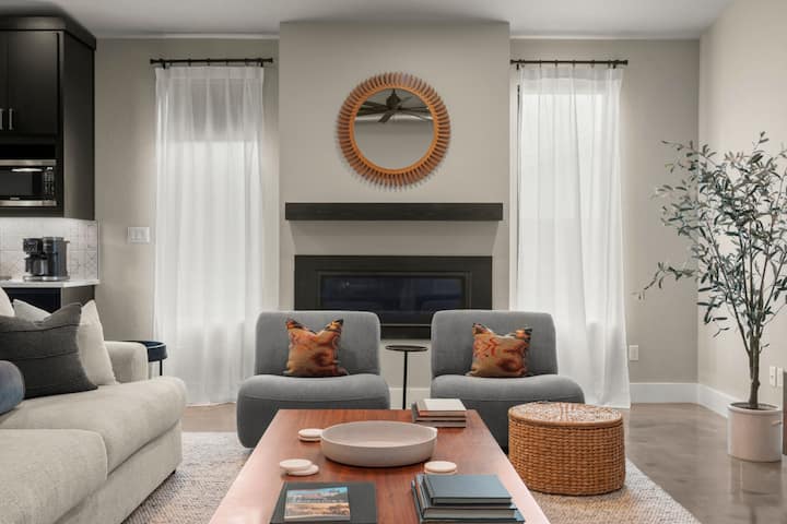 Cowboy Pool + Walk To Square | Sleeps 8 - Georgetown, TX