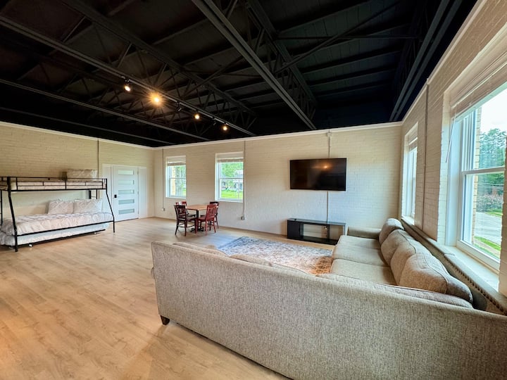 Renovated Studio In Historic Downtown Palestine - Palestine, TX