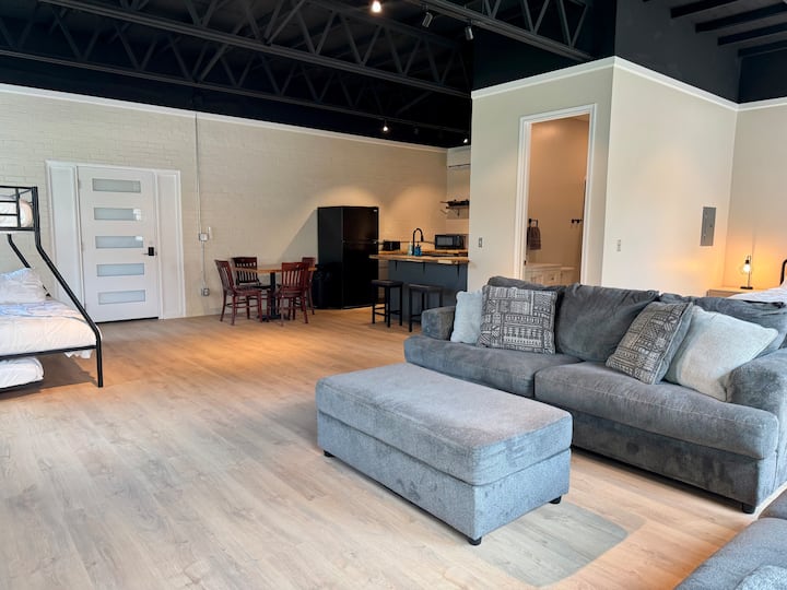 Charming Studio In Historic Downtown Palestine - Palestine, TX