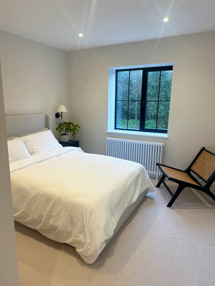 Recámara 3, cómoda cama doble con vista al bosque