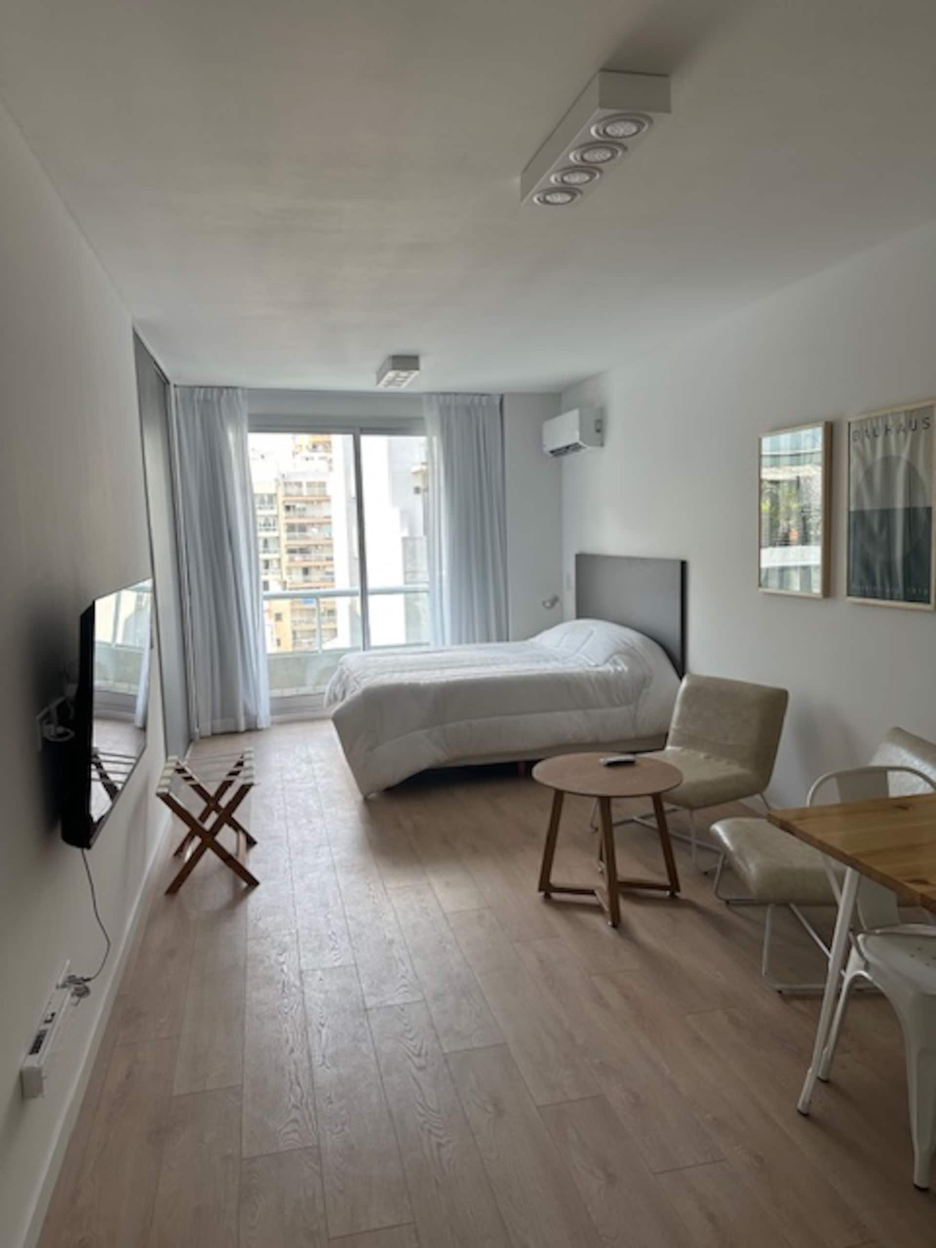 Just steps from the Hotel Italiano, bright studio. R702