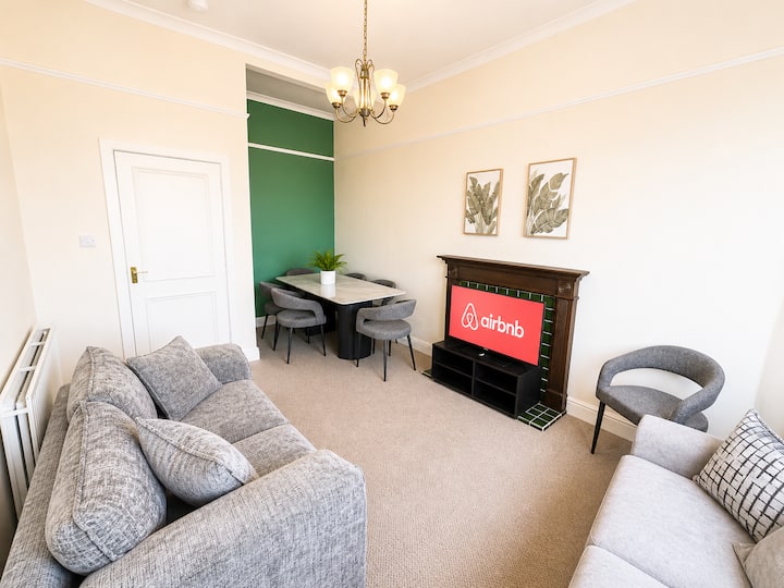 3br Sleeps 8, Free Parking For Multiple Vans - Glasgow