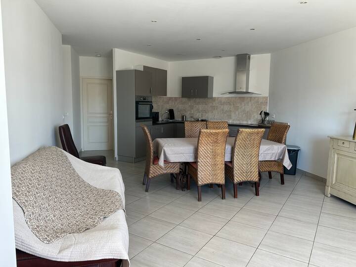 Bas De Villa 4 Chambres Afa, 
Zone Commerciale - Ajaccio