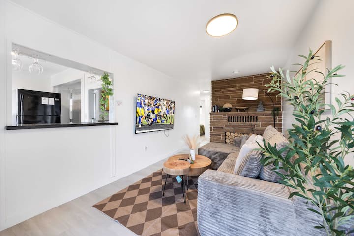 Modern 2br • Private Deck • Near Dt & Transit - Seattle, WA