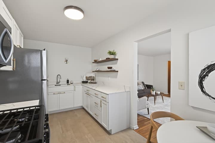 Charming Two-bedroom Near Parks And Lakes! - Minneapolis