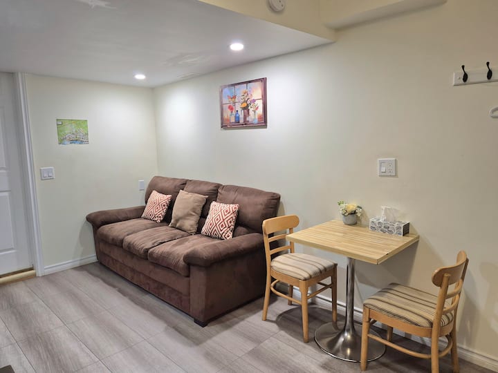 5 Min Walking To Falls, Free Parking, Main Floor - Niagara Falls