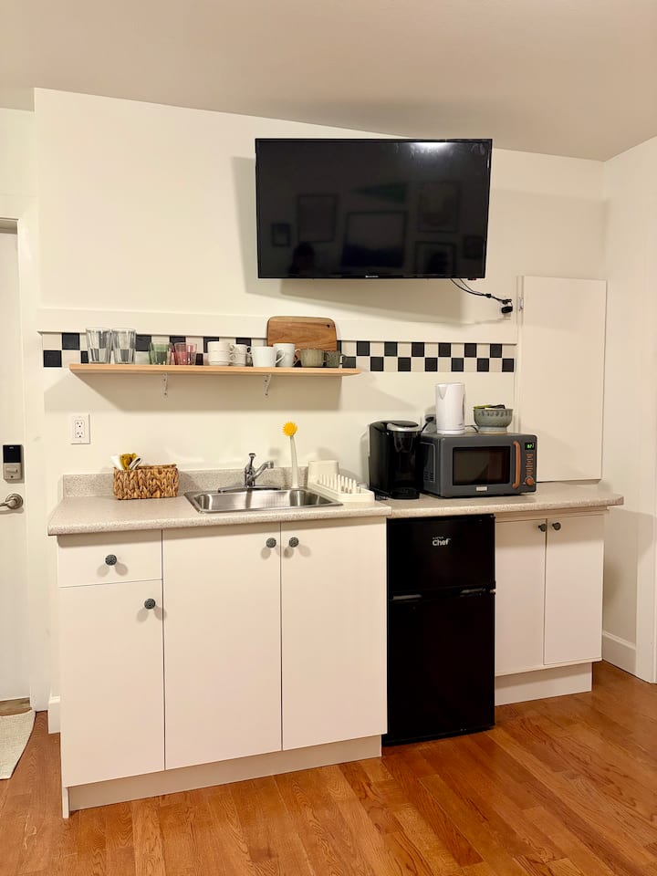 Trout Lake Hideaway | Cozy Private Suite - Vancouver