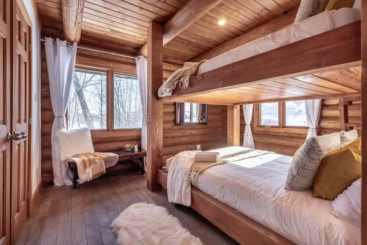 Dormitorio doble: dos camas tamaño queen. Amplio dormitorio con dos camas tamaño queen, ideal para familias o grupos.