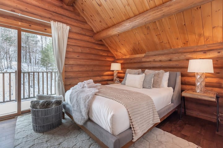 Dormitorio: cama tamaño queen. Cómodo dormitorio con una cama tamaño queen para noches de descanso.