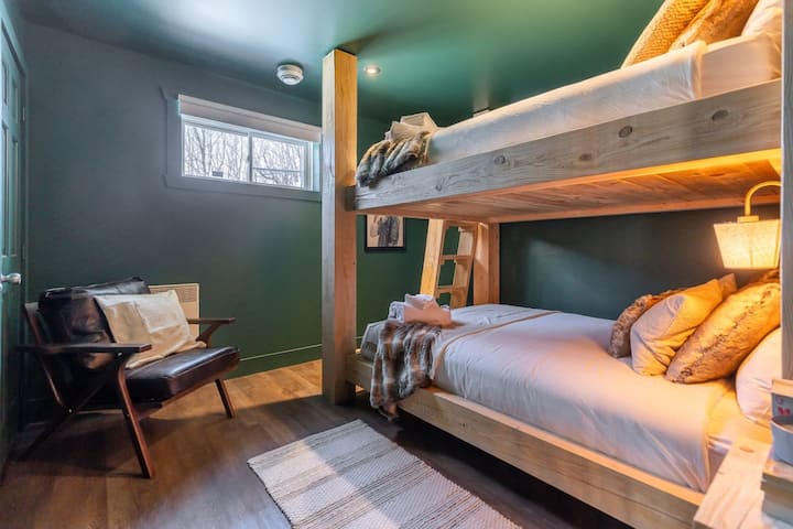 Dormitorio doble: dos camas tamaño queen. Amplio dormitorio con dos camas tamaño queen, ideal para familias o grupos.