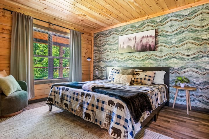 Dritaret e mëdha sjellin dritë natyrale të bollshme dhe pamje pyjore, ndërsa mobiliet elegante dhe një krevat dopio "king" ofrojnë rehati dhe relaksim.