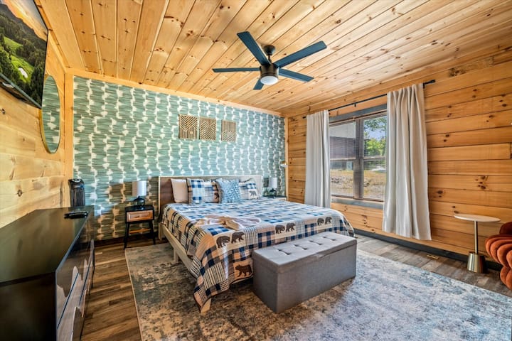 Kjo suitë e gjerë me krevat dopio "king" ka mobilie të rehatshme, dekor të stilizuar, dritare të mëdha dhe një atmosferë relaksuese, e përkryer për një pushim në Smoky Mountain.