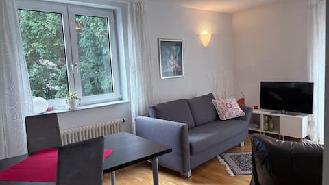 Leistungsstarkes Airbnb: Stylish 2-bedroom apartment with balcony and garden view in Heidelberg