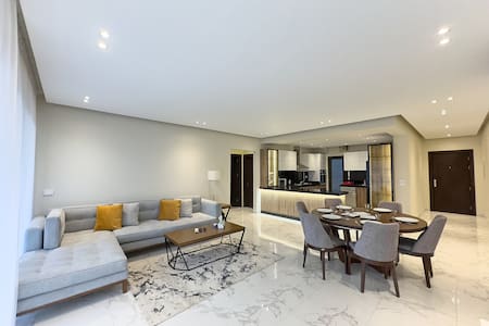 The Luxe Stay 2BR, Lakeview residence