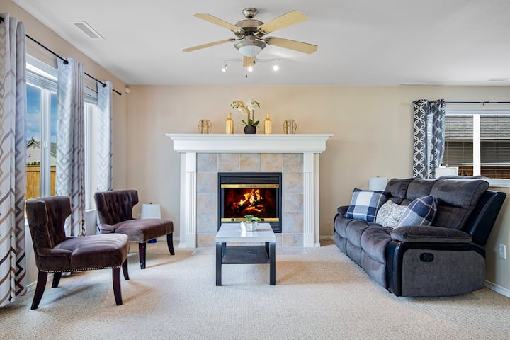 R1: Leverage Villa, Fenced Yard- 4br - ケント, WA