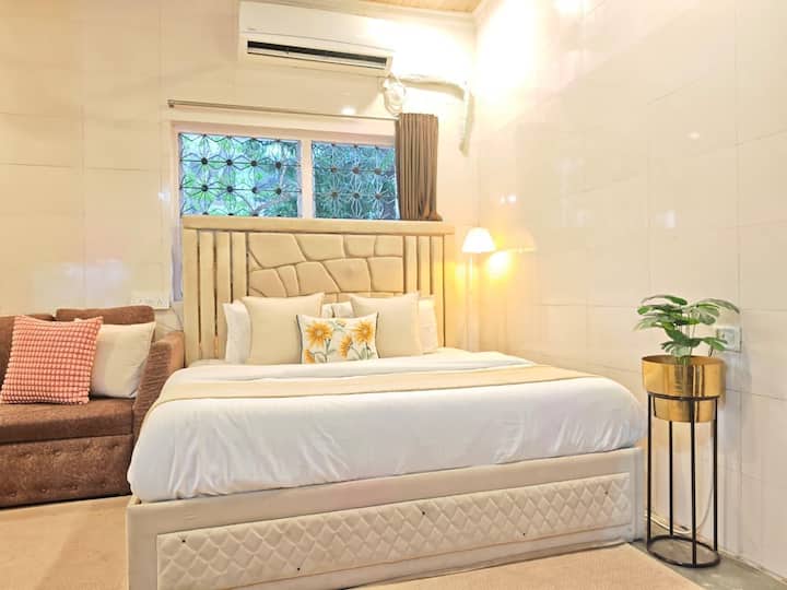 Comfy Studio Khar 55 Tv Daily Clean Kitchen - 뭄바이