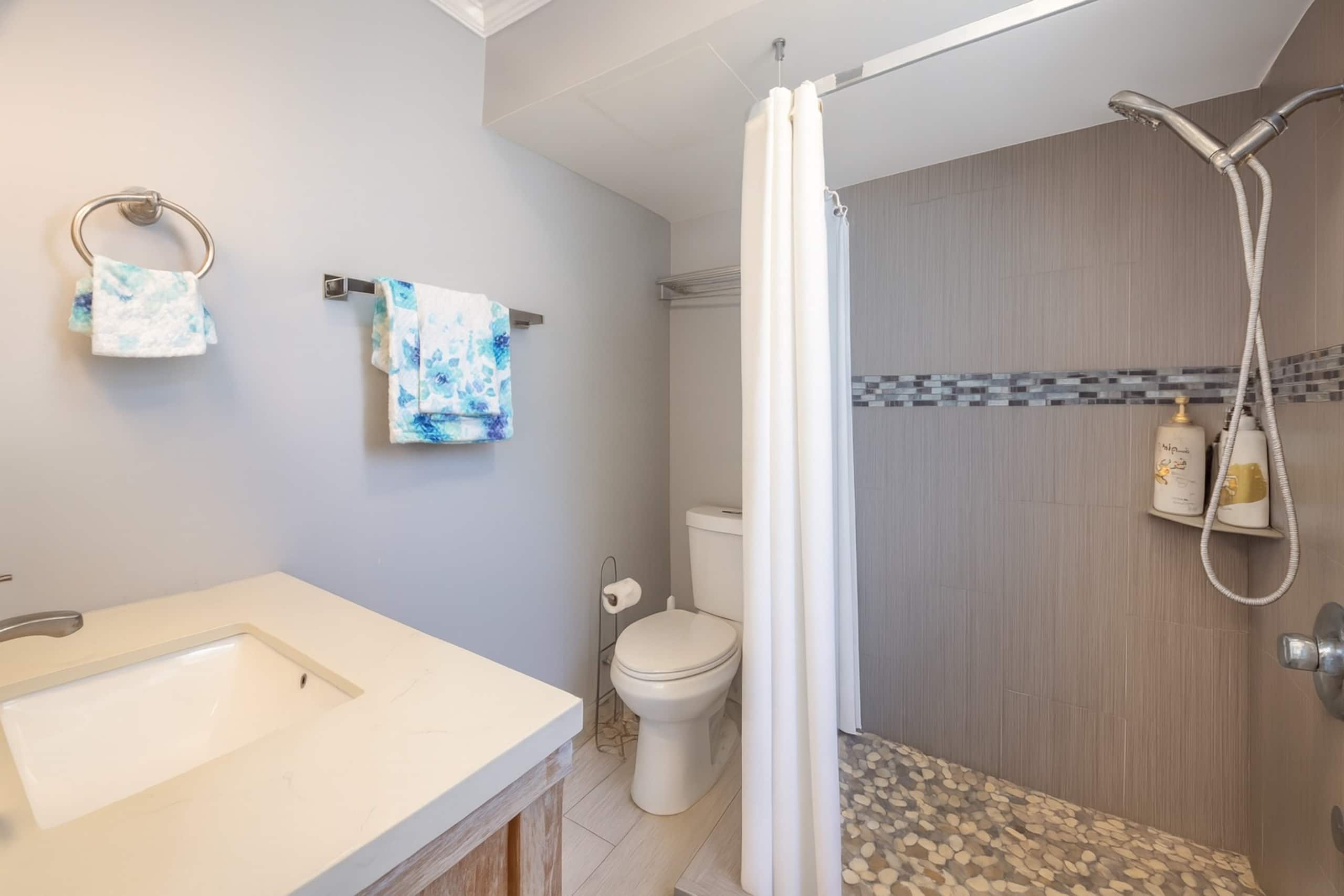 500 feet to Waikiki beach/washer dryer/parking - Image 13