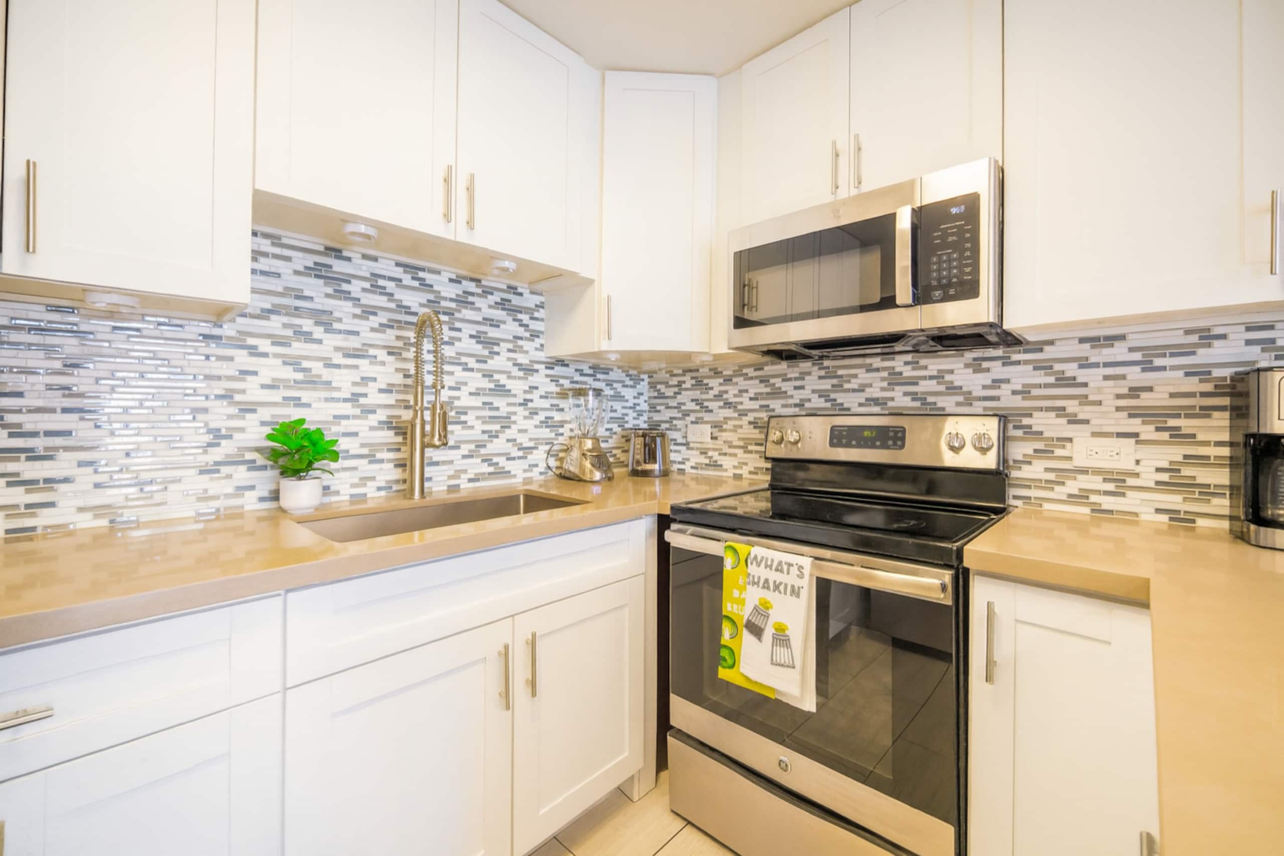 500 feet to Waikiki beach/washer dryer/parking - Image 5
