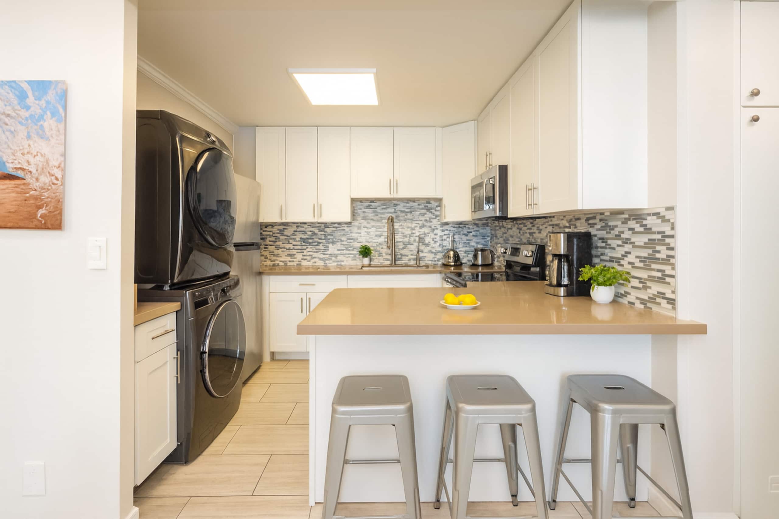 500 feet to Waikiki beach/washer dryer/parking - Image 7