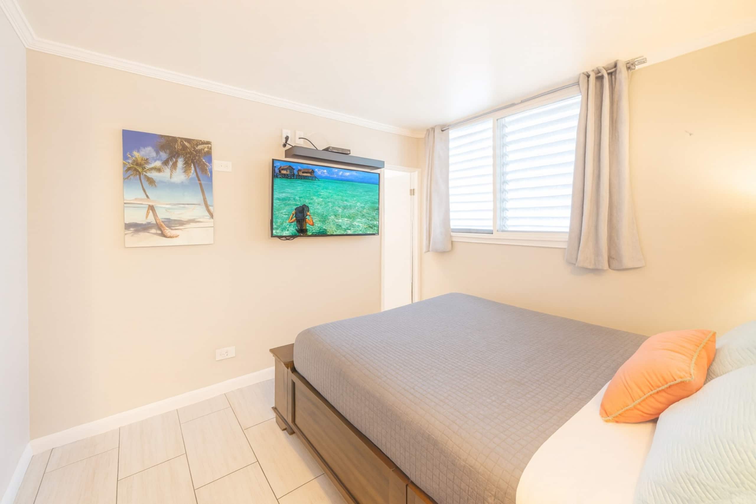 500 feet to Waikiki beach/washer dryer/parking - Image 11