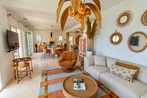 Popular Airbnb listing: Riviera Dream: Panoramic Sea-view, Pool & Terraces in Roquebrune Sur Argens