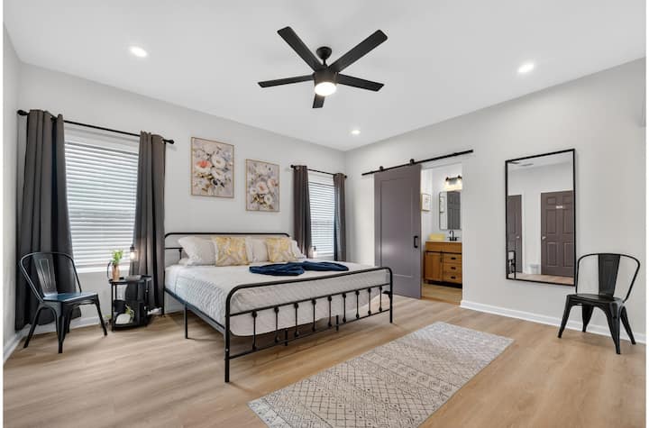 Bright Modern Home Close To Downtown And Riverwalk - San Antonio, TX