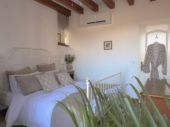 Veľká manželská posteľ s výhľadom na Dordogne. Klimatizácia a ventilátor. 