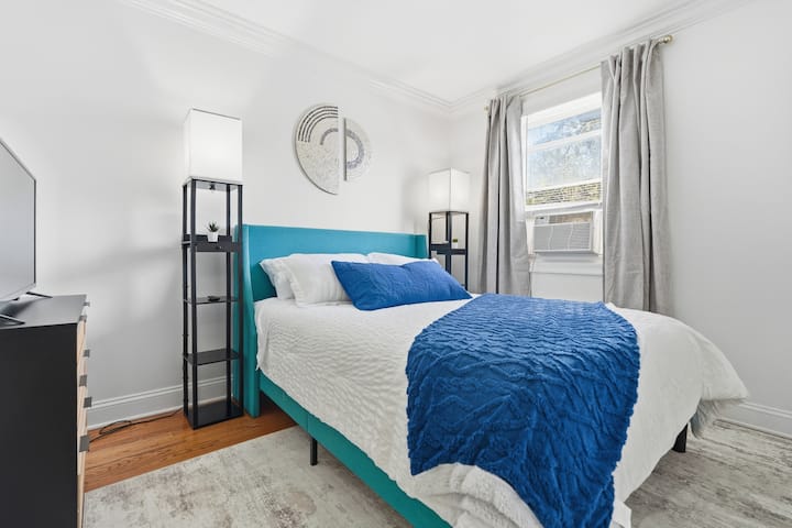 Segundo dormitorio acogedor y atractivo con una cama cómoda, sábanas limpias y todo lo que necesita para una estadía relajante