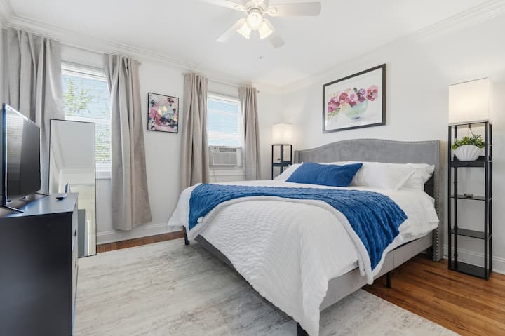 Relájese en este dormitorio luminoso y cómodo, que cuenta con una cama lujosa, sábanas limpias y todo lo que necesita para disfrutar de una estadía tranquila.
