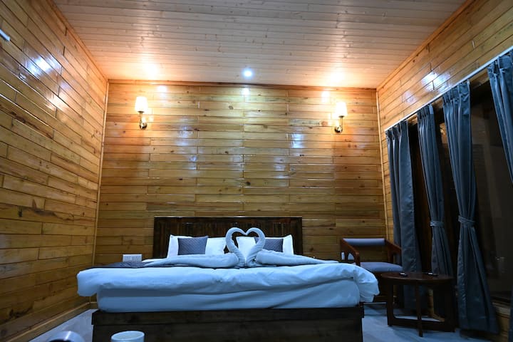 Scenic Wooden, Stone & Mud Retreat Suite - Mukteshwar