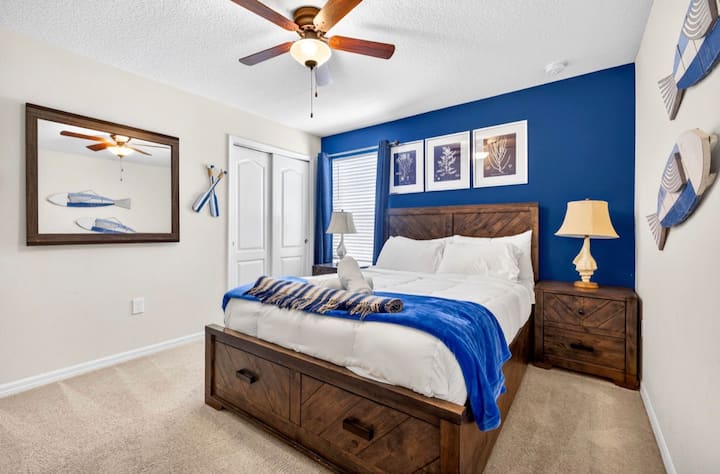 Lit queen size dans notre chambre Seaside Serenity