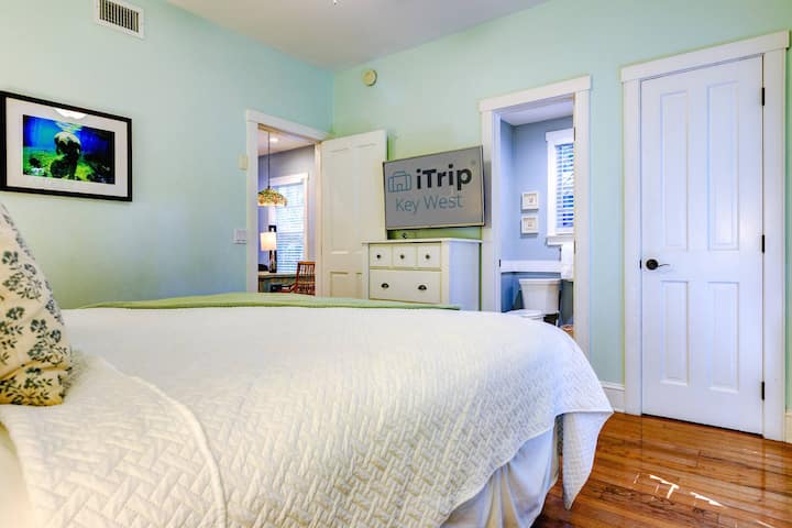 El dormitorio 2, ubicado en el primer piso, cuenta con una lujosa cama king size para disfrutar de una estadía cómoda y relajante.