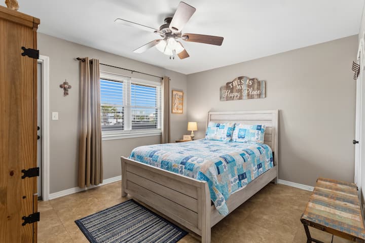 Master Bedroom with Queen Bed