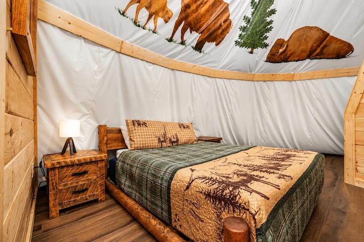Recámara cálida y acogedora con muebles y decoración rústicos y encantadores.