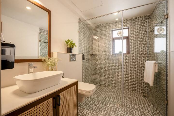 Full bathroom 1 image 1