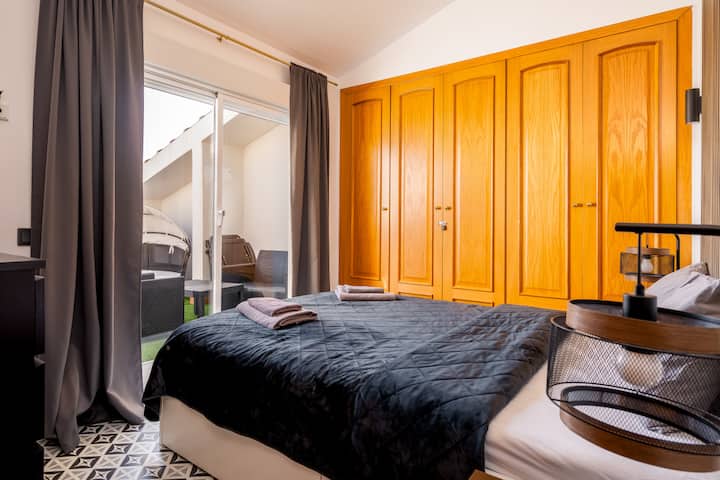 La recámara principal cuenta con una cama tamaño queen de primera calidad y acceso directo a una de las terrazas para disfrutar sin esfuerzo del interior y el exterior. Ofrecemos ropa de cama de alta calidad y mucho espacio en el clóset para que te sientas completamente como en casa.