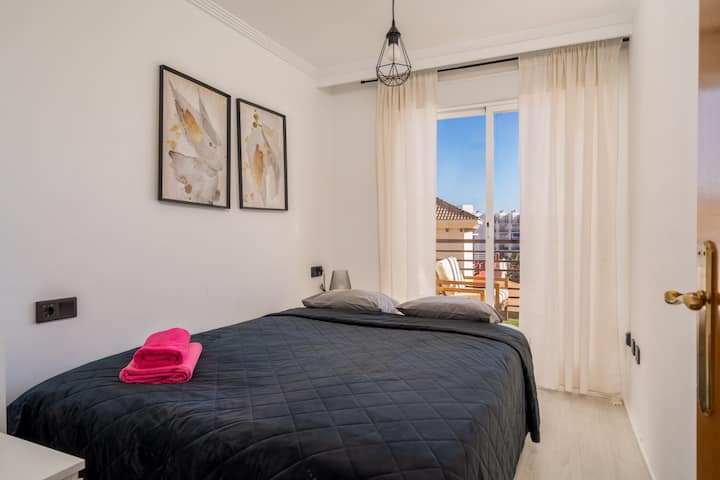 Esta habitación luminosa y espaciosa está diseñada para una noche de sueño reparador, con ropa de cama cómoda y acceso a su propio balcón. A tu llegada, encontrarás toallas limpias y una decoración cuidadosa esperándote.
