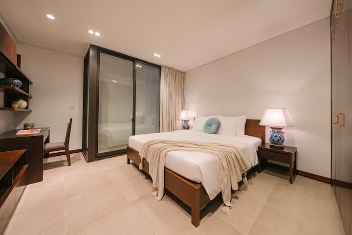 Una cómoda cama king para una noche de descanso.