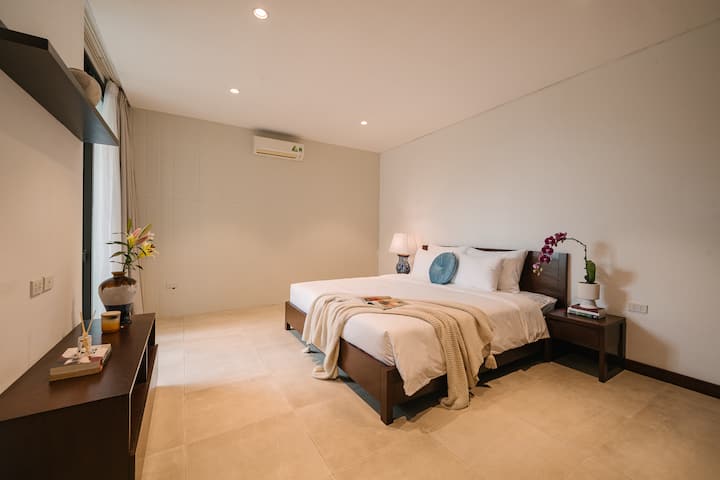 Una cómoda cama king para una noche de descanso.