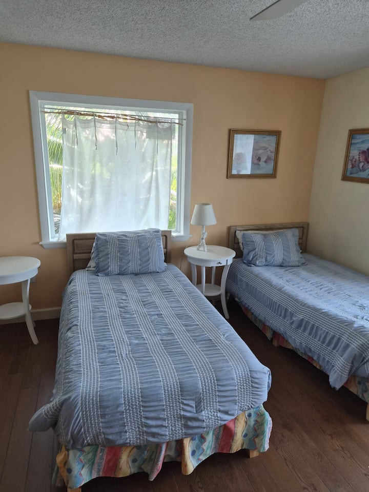 El dormitorio 1 tiene un total de 3 camas (aquí se muestran 2 camas individuales), pero también una cama de tamaño completo.