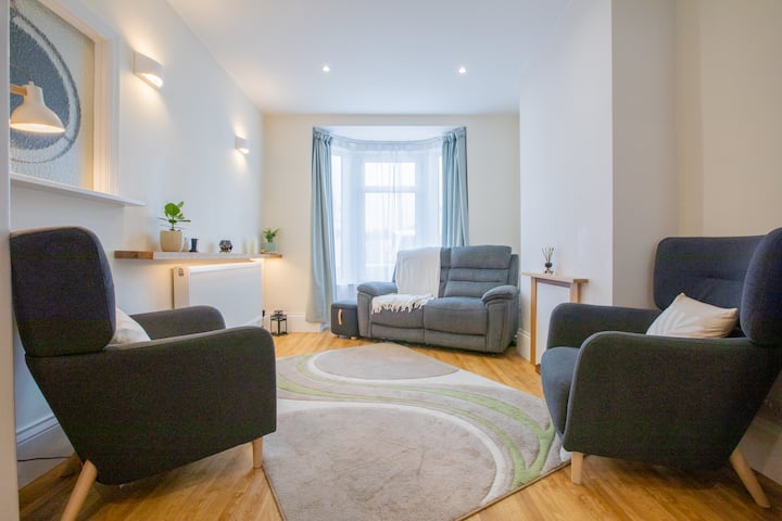 Dunbar Retreat – Modern Southsea Stay With Parking - Hayling Island